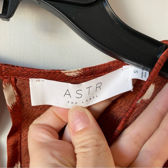 ASTR The Label Keyhole Cutout Satin Blouse Rust Brown S - Picture 3 of 7